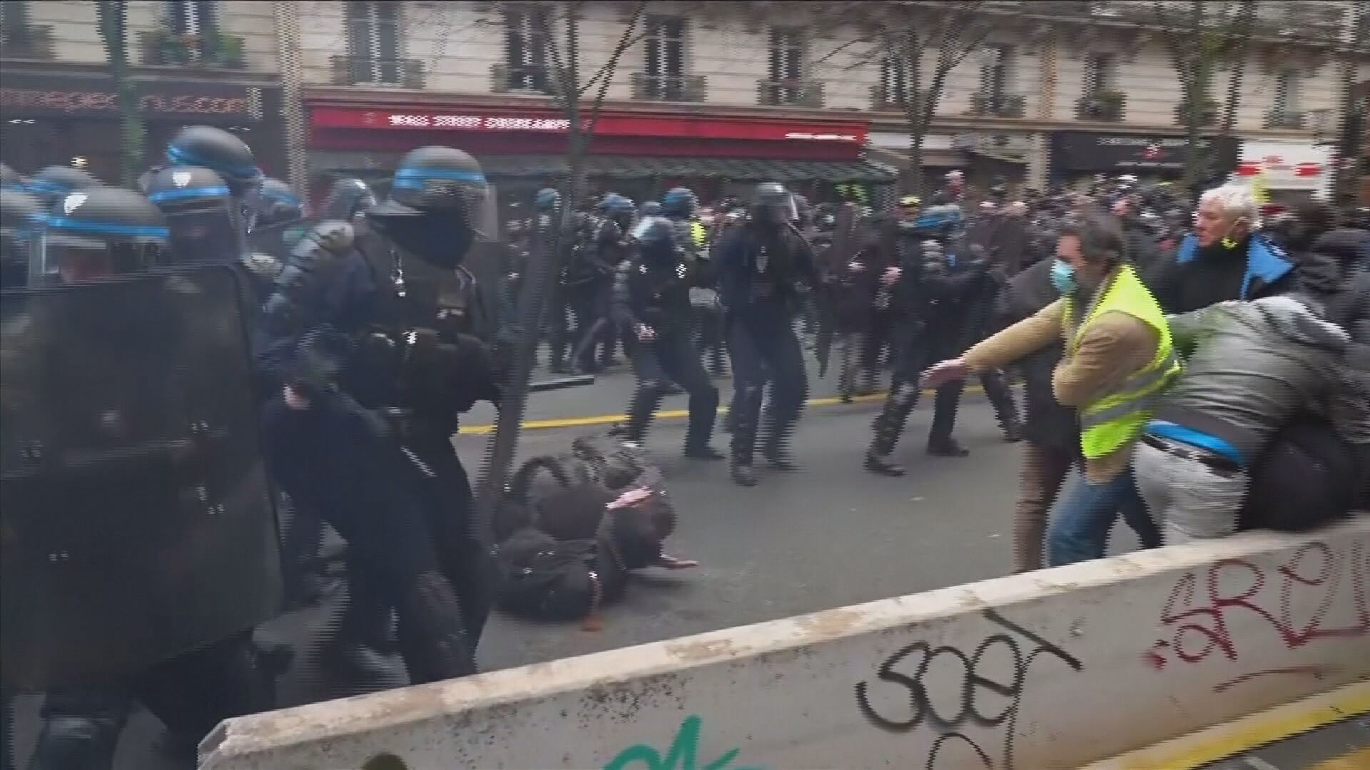 Protesto na França termina em confronto de manifestantes com a polícia