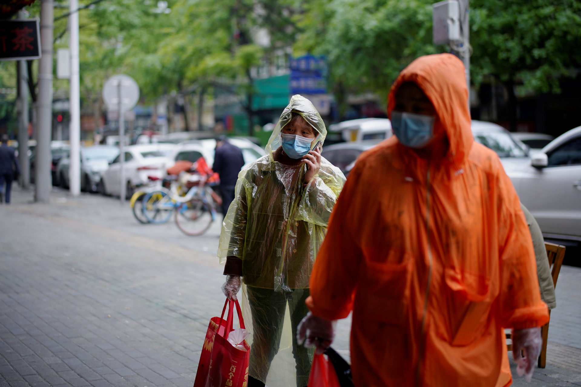 Pessoas com máscaras de proteção caminham em rua de Wuhan, na China