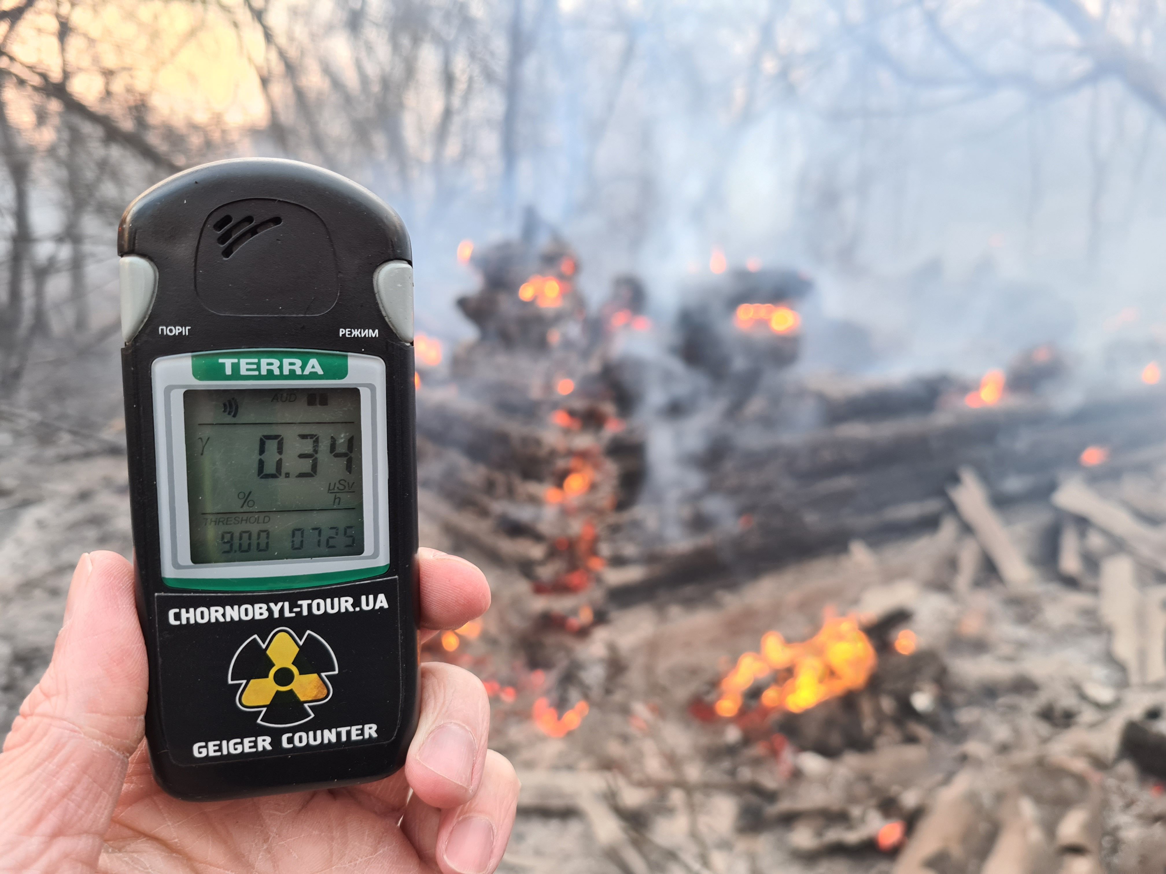 Contador Geiger perto do incêndio em Chernobyl mostra leitura de radiação