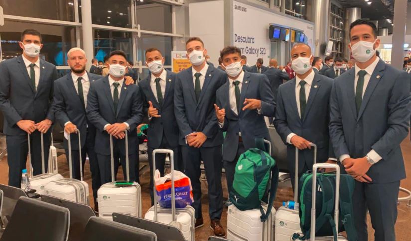 Jogadores do Palmeiras posam para foto antes do embarque para o Catar