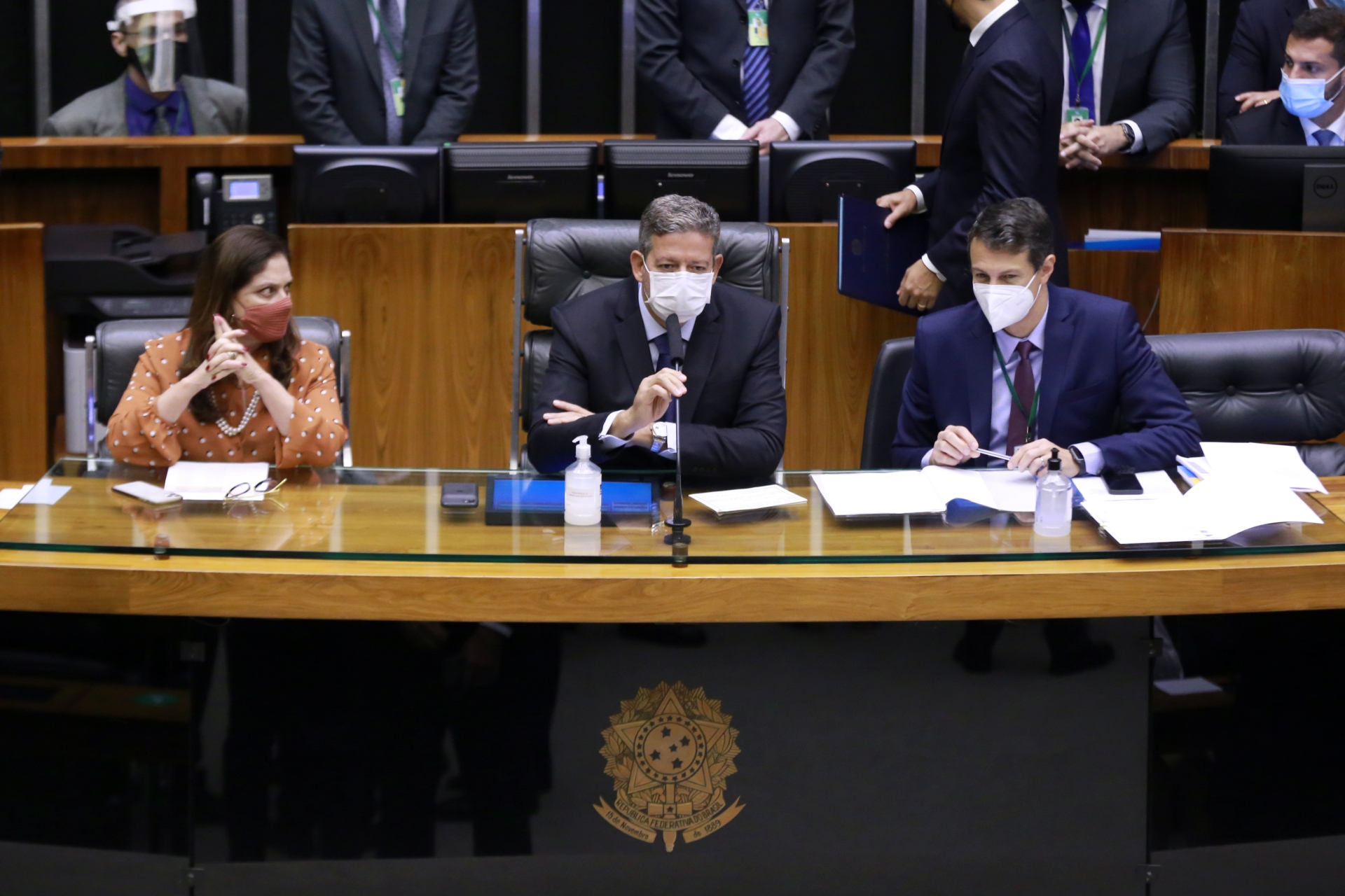 Arthur Lira (C) conduz a sessão na Câmara para escolha da Mesa Diretora