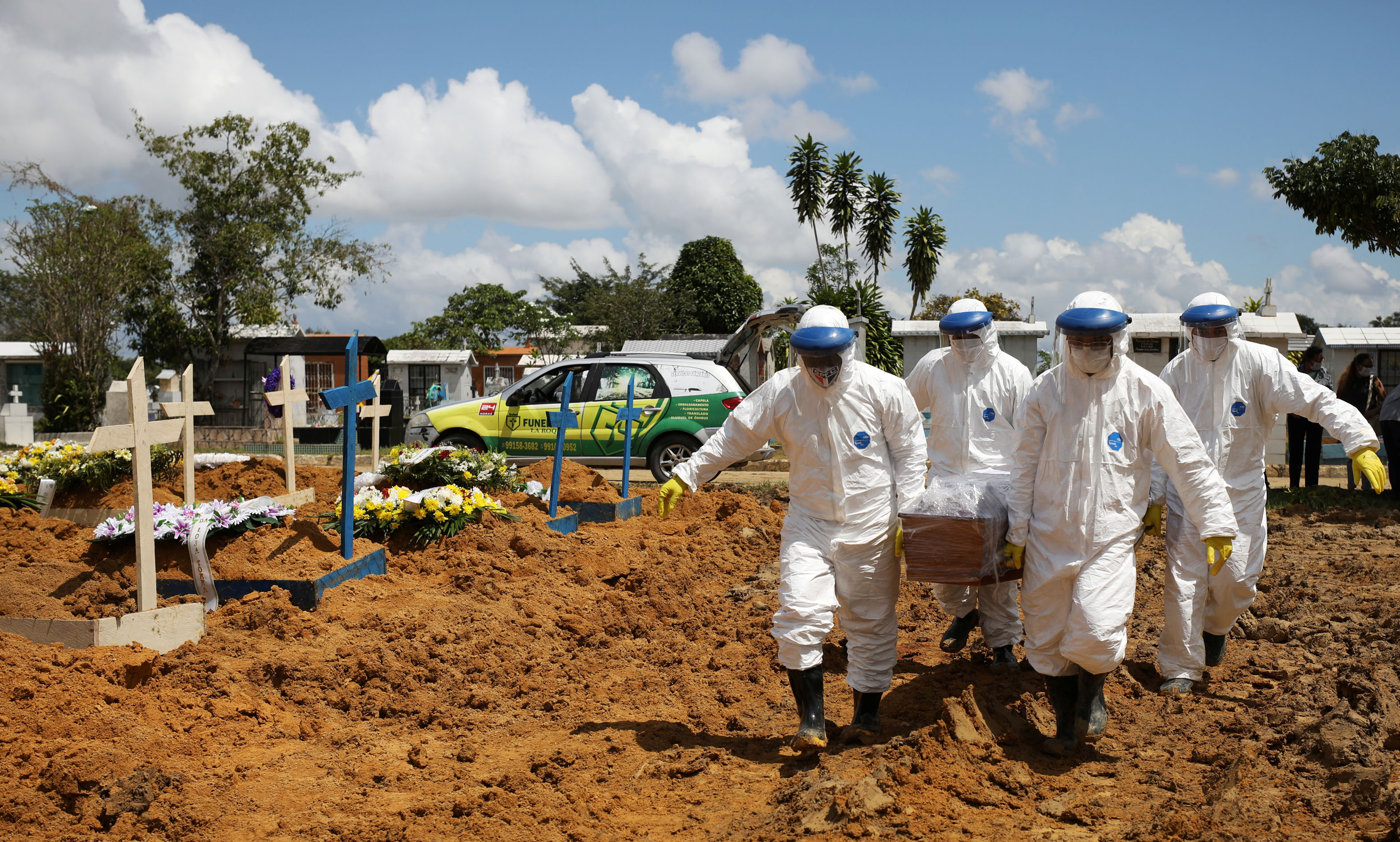 Enterro em Manaus durante pandemia da Covid-19