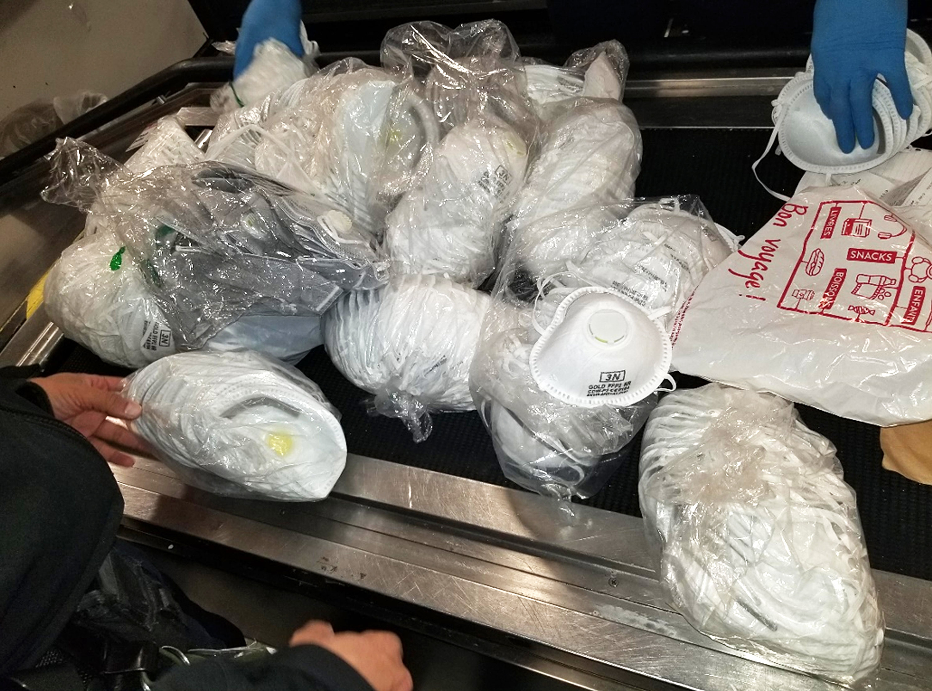 Apreensão de mais de 400 máscaras N95 falsas no aeroporto de Washington, nos EUA