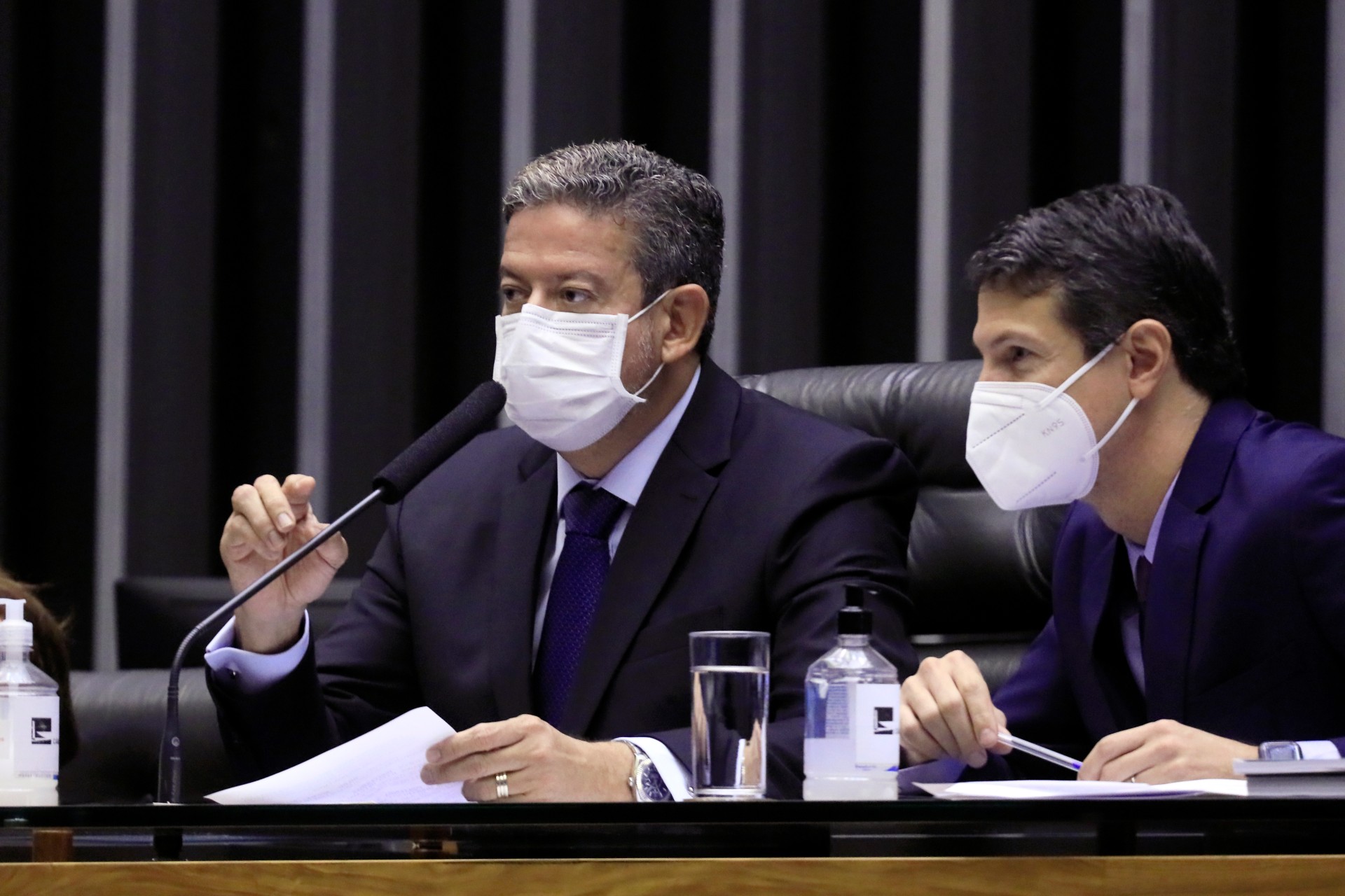 Arthur Lira (E) comanda sessão na Câmara dos Deputados