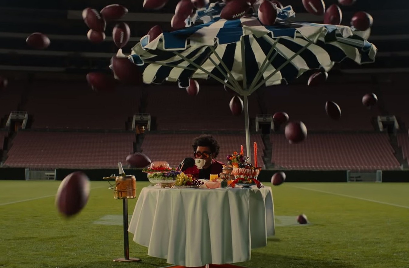 O cantor The Weeknd em um comercial sobre a sua participação no Super Bowl 