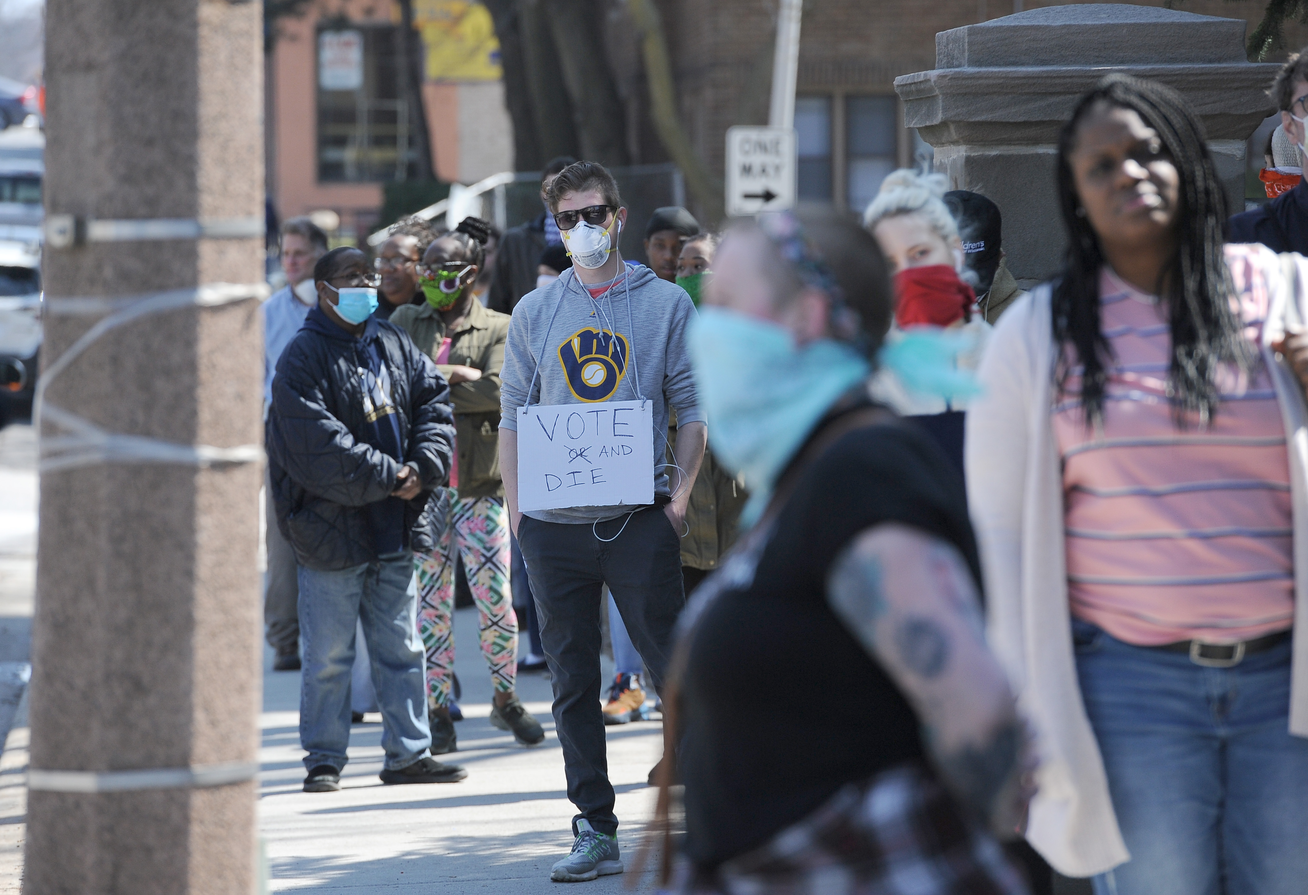 Eleitores usam máscara na fila para votar em primárias em Wisconsin, nos EUA