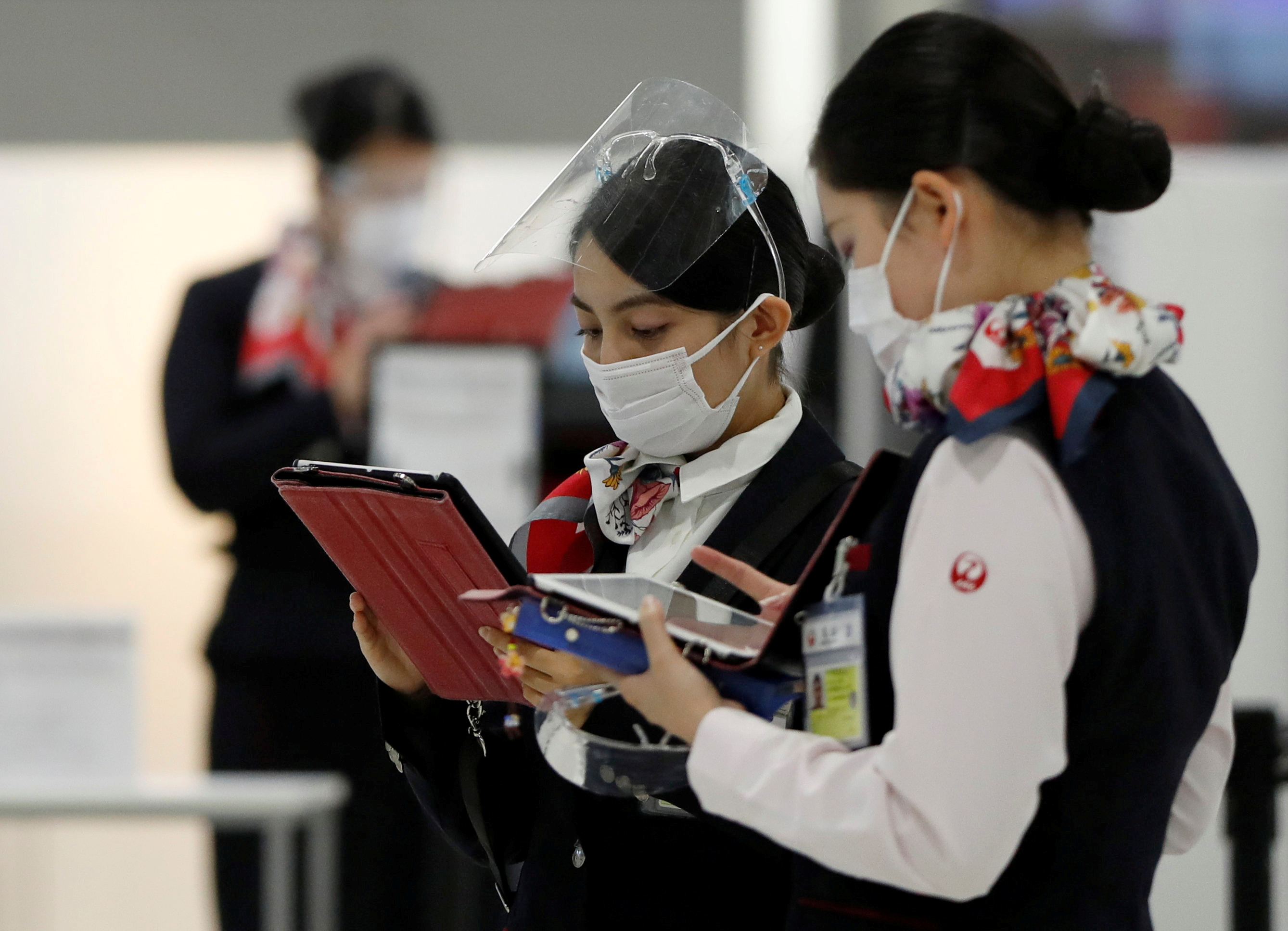 Funcionárias da Japan Airlines trabalham em aeroporto de Tóquio