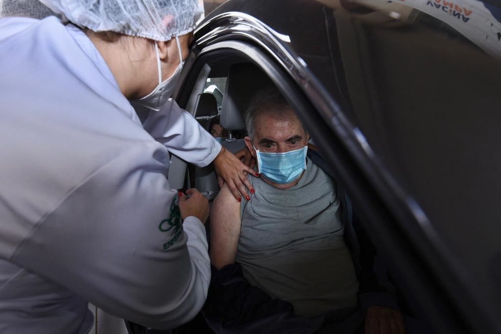 Idoso é vacinado em posto drive-thru na cidade de São Paulo