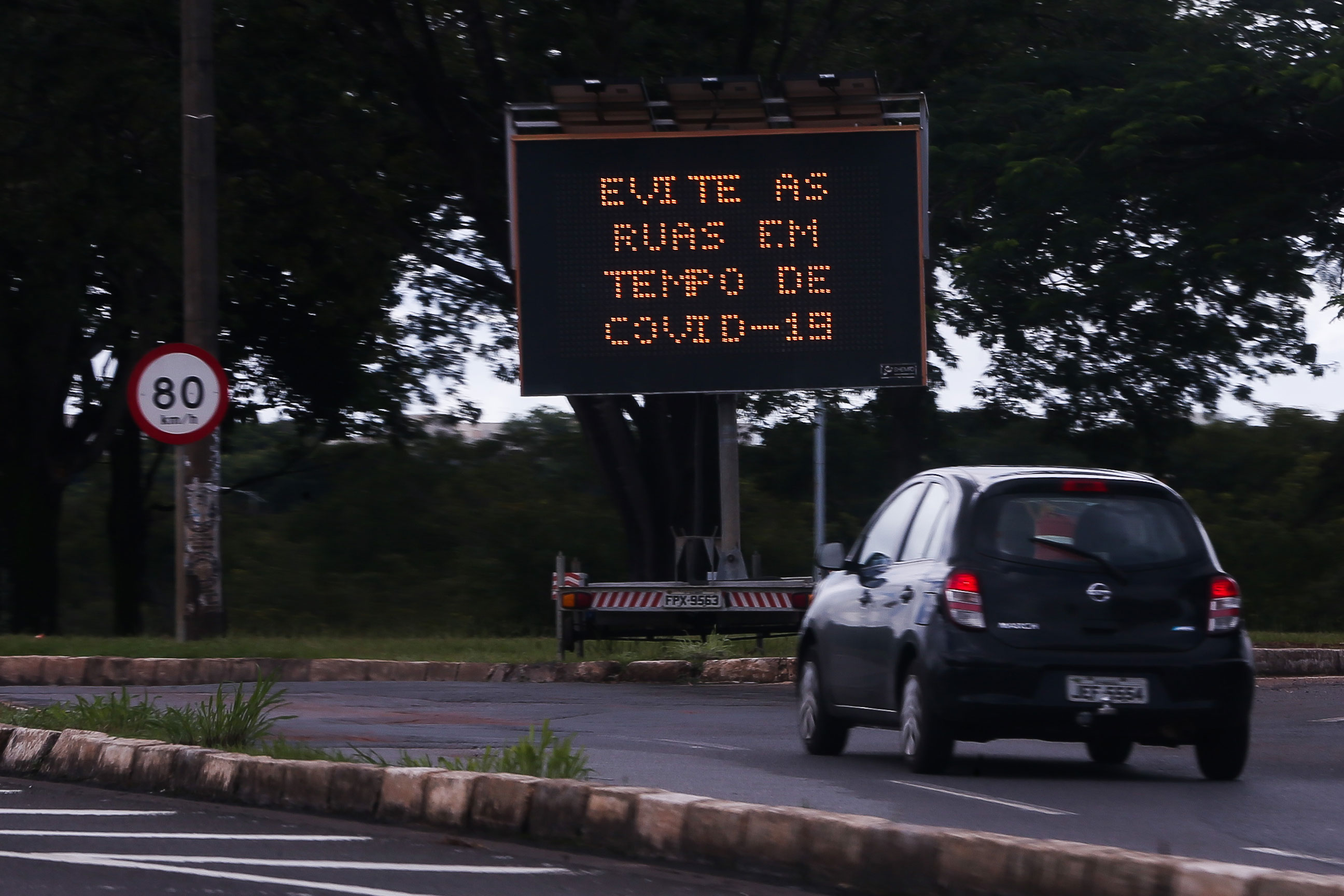 Painel no Eixão Sul, em Brasília, recomenda isolamento