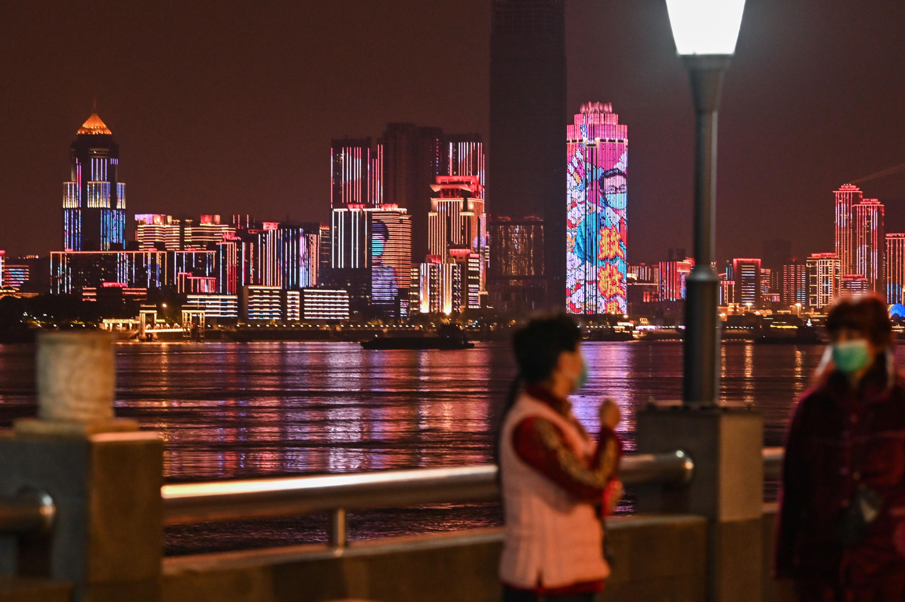 Pessoas próximas ao rio Yangtze, na cidade de Wuhan, em 6 de abril.