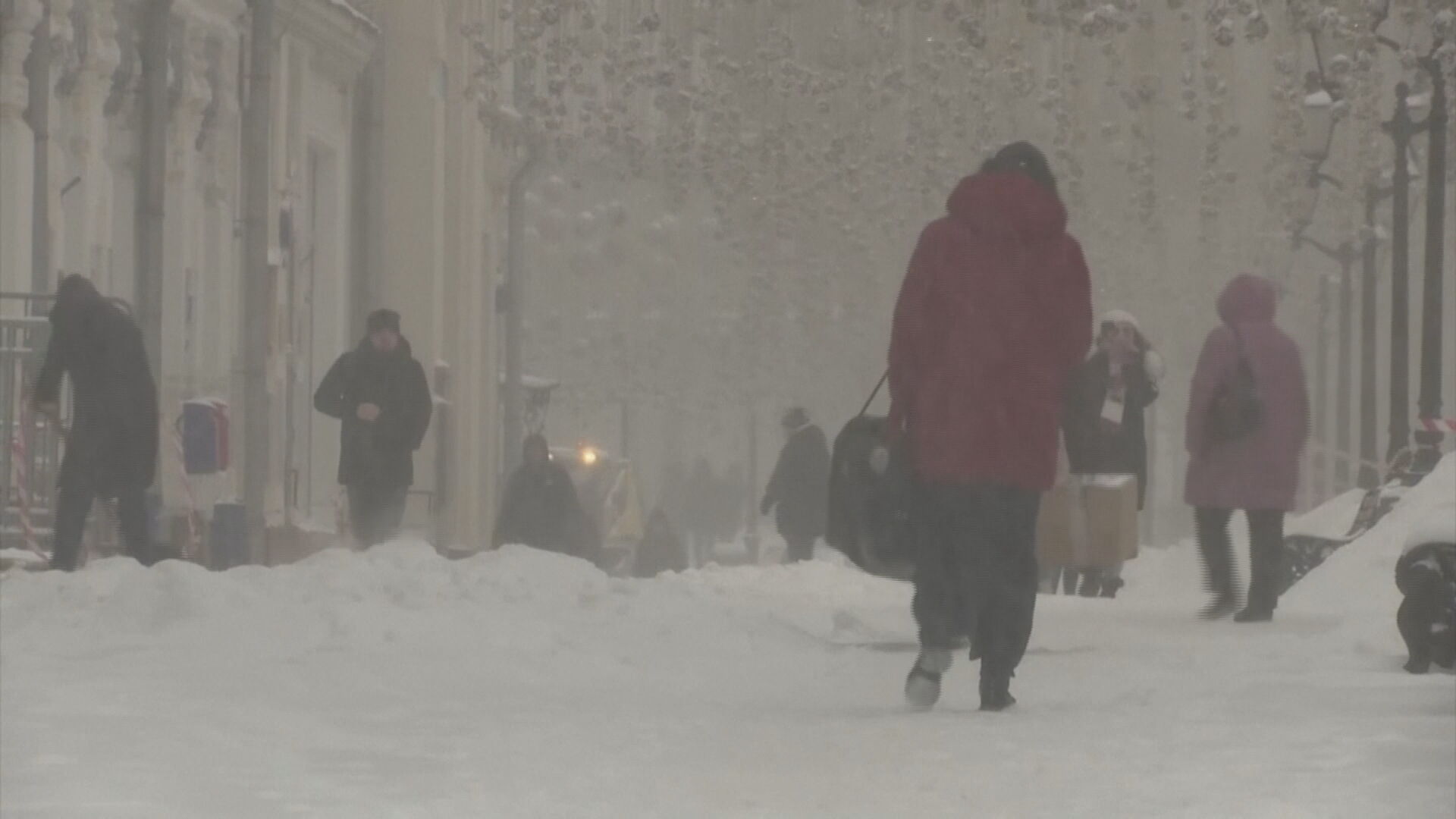 Neve derruba temperatura em Moscou e causa transtornos no trânsito (12.fev.2021)