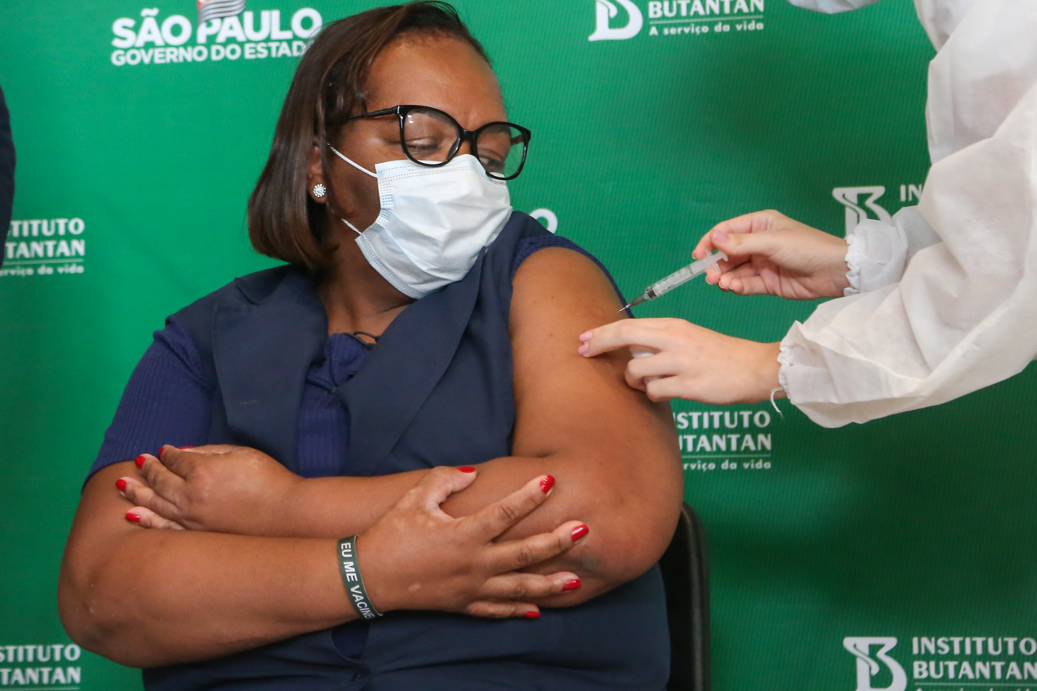 A enfermeira Monica Calazans recebe a segunda dose da vacina contra Covid-19