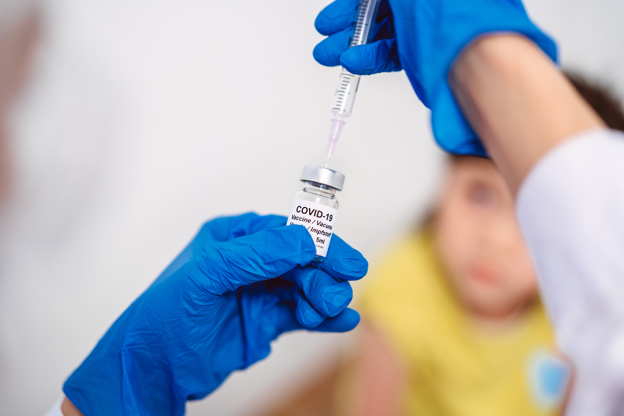 Criança recebe aplicação de vacina