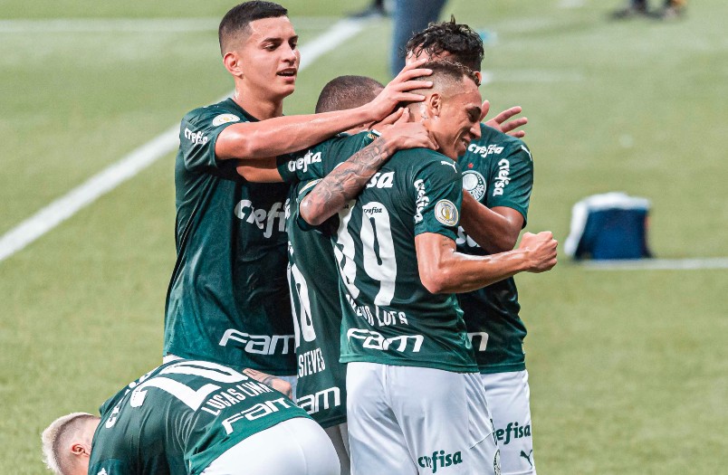 Breno Lopes comemora seu gol durante jogo entre Palmeiras e Fortaleza