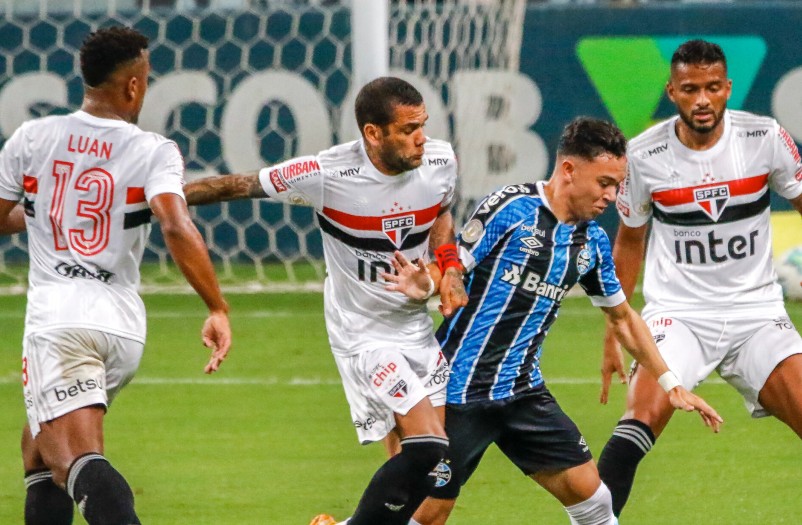 Lance da partida entre as equipes do Grêmio e do São Paulo, válida pela 36ª roda