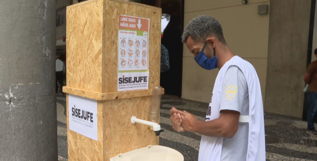 Pia portátil para pessoas em situação de rua foi instalada em rua no RJ