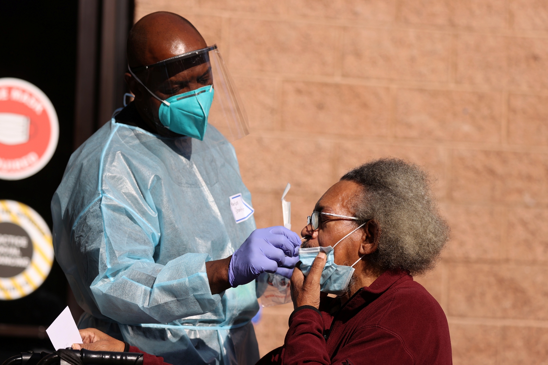 Morador de Los Angeles, nos EUA, faz teste para o novo coronavírus
