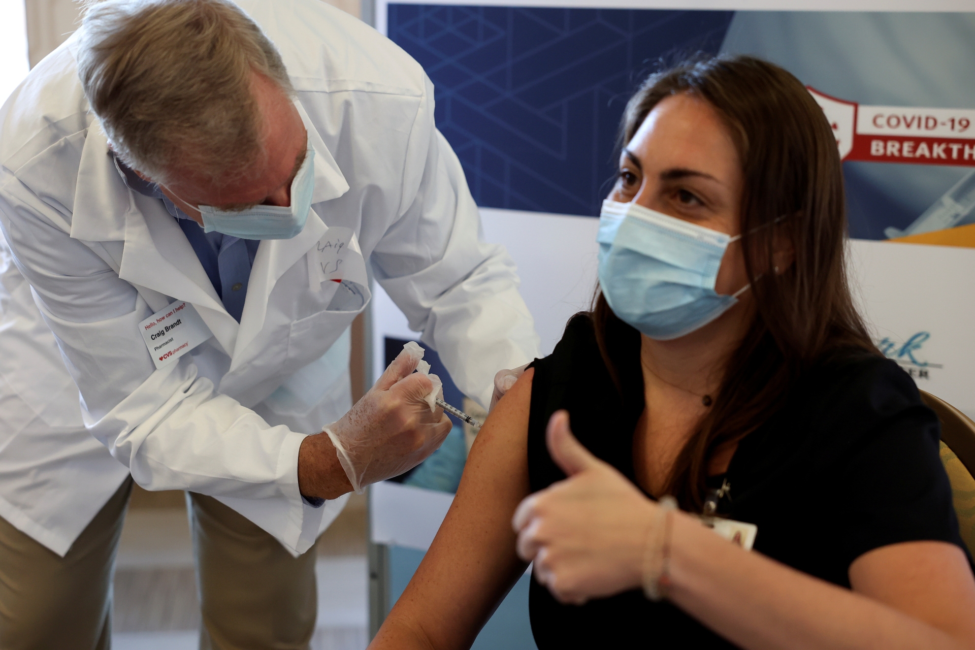 Funcionária de casa de repouso recebe dose da vacina contra Covid-19 em NY