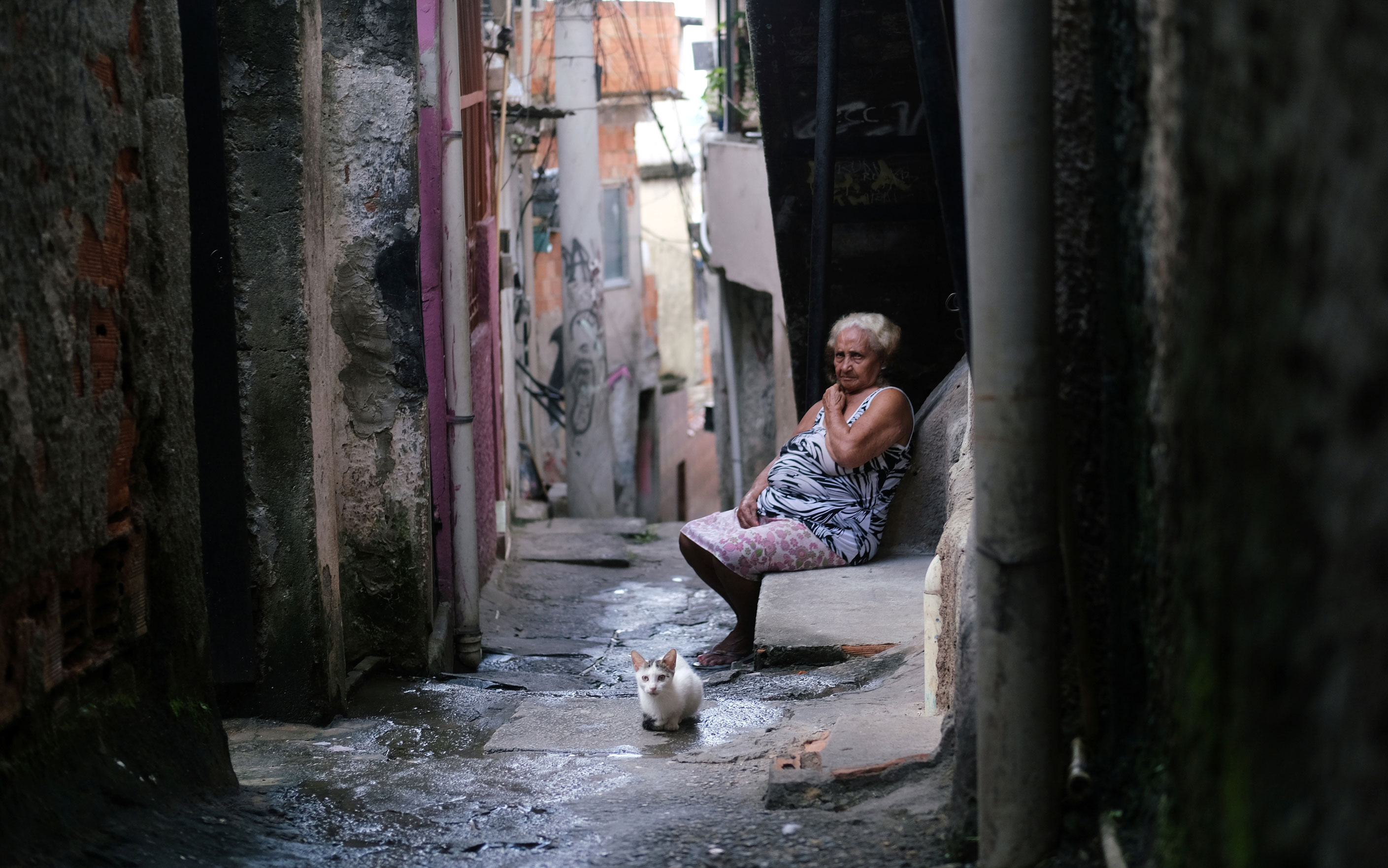 Maria das Neves, de 76 anos, moradora do Complexo do Alemão, no Rio de Janeiro