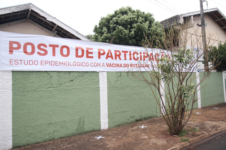 Fachada da Escola Edesio M. de Oliveira, no município de Serrana