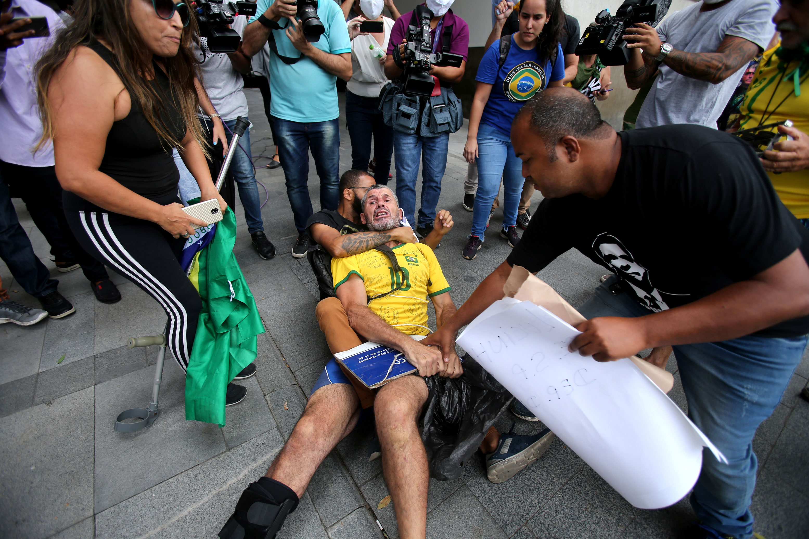 Manifestantes pró e contra o governo Bolsonaro em confronto na frente da PF