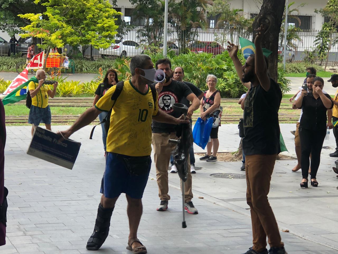 Confusão na porta da sede da Polícia Federal no Rio de Janeiro