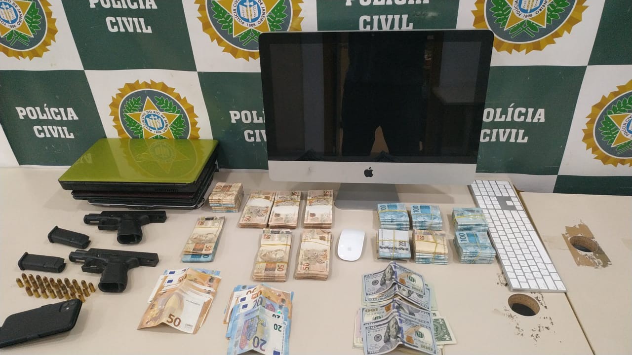 Polícia apreendeu armas e dinheiro com o cantor