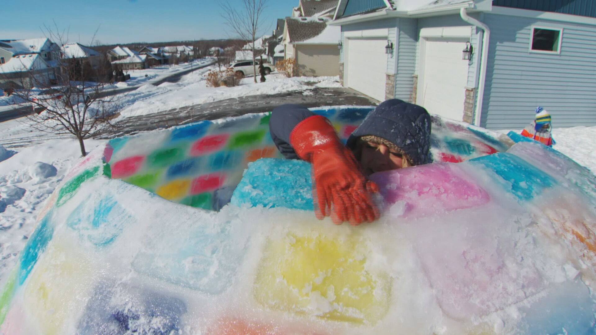 Mãe constrói iglu colorido para os filhos nos EUA