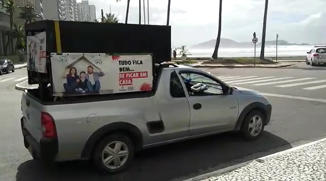 Carro de som no Guarujá alerta para necessidade de evitar aglomerações