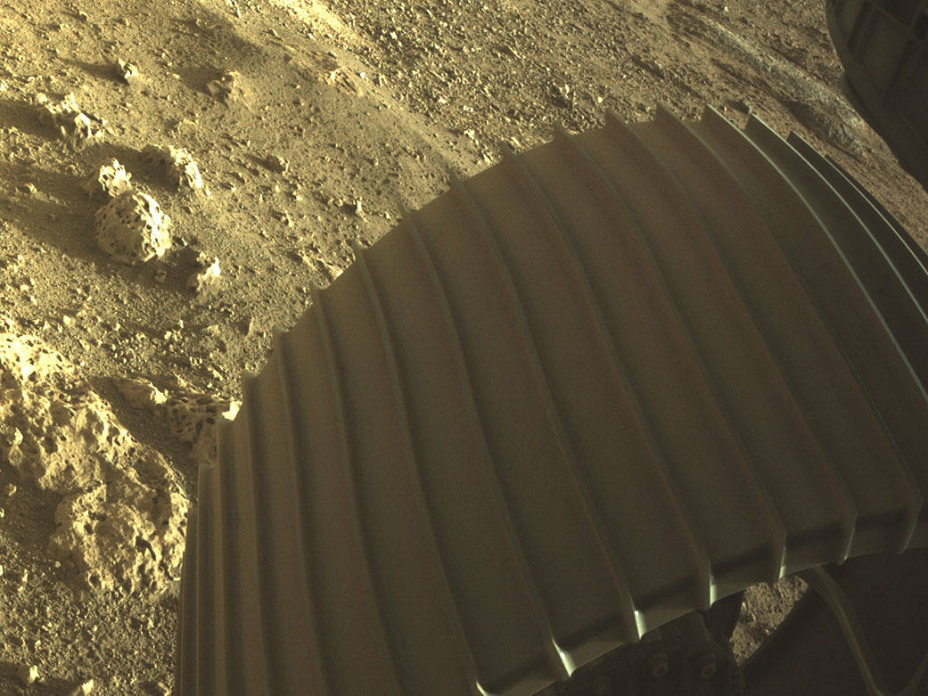 Roda do robô Perseverance, que vai explorar a superfície de Marte