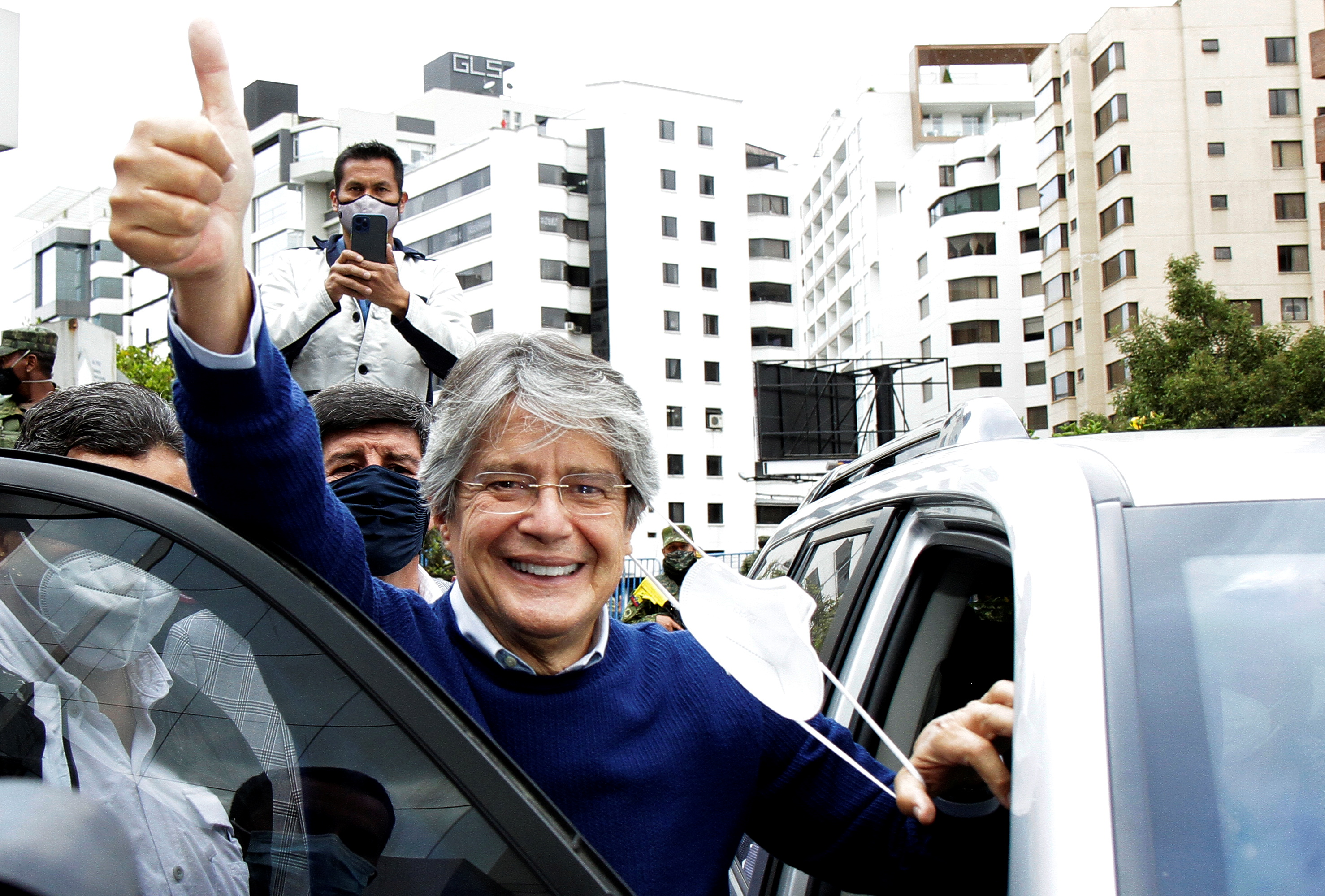 O candidato presidencial do Equador, Guillermo Lasso, acena para seus apoiadores