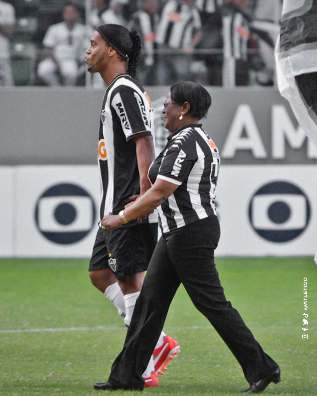 Jogador Ronaldinho Gaúcho ao lado da mãe, a Dona Miguelina