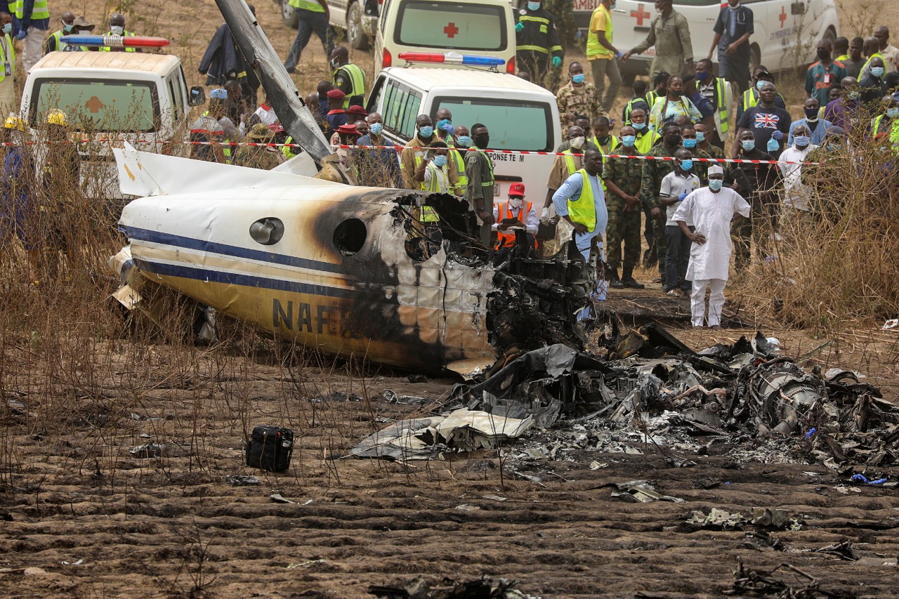 Destroços de avião da força aérea nigeriana que caiu perto do aeroporto de Abuja