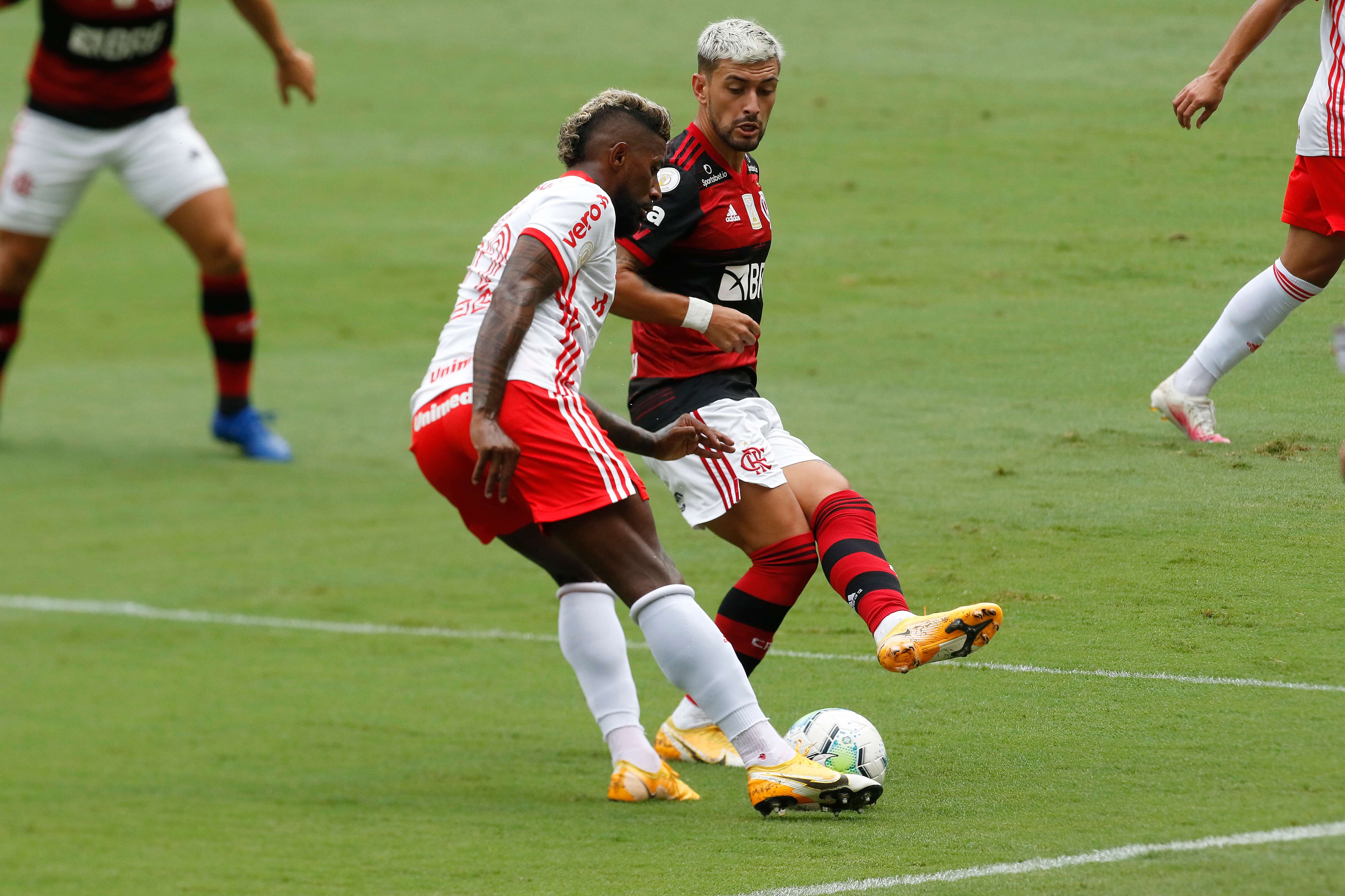 Lance da partida entre Flamengo e Internacional, pelo Brasileirão , no estádio d