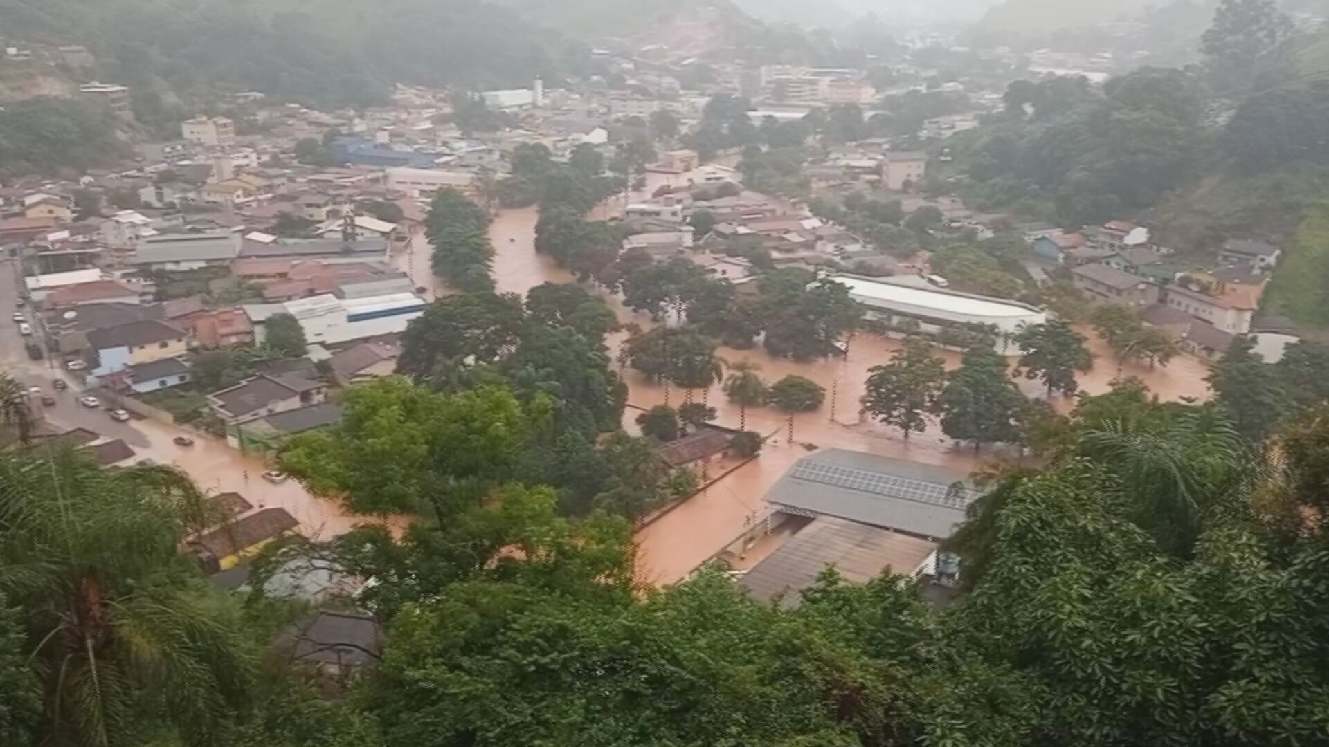 Minas Gerais sofre com desmoronamentos e alagamentos por temporais 