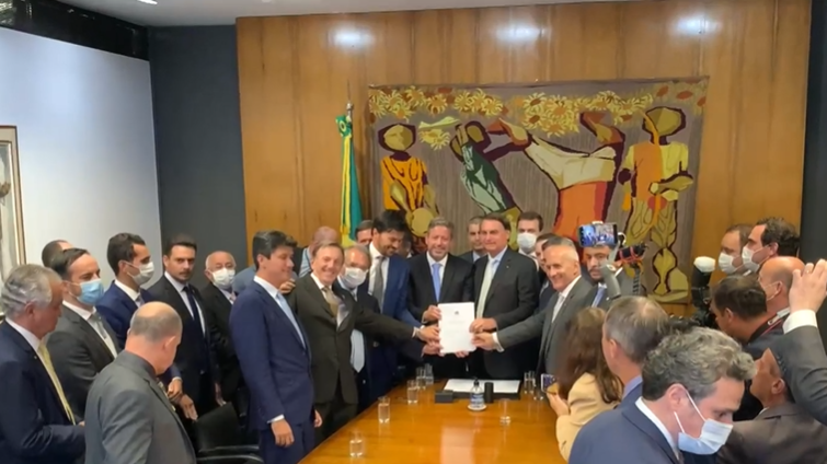 Presidente Bolsonaro se reúne com membros do governo e lideranças do Congresso p