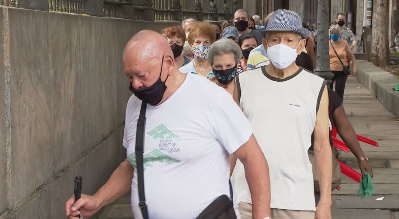 Idosos fizeram fila e aglomeração com medo de faltar vacina