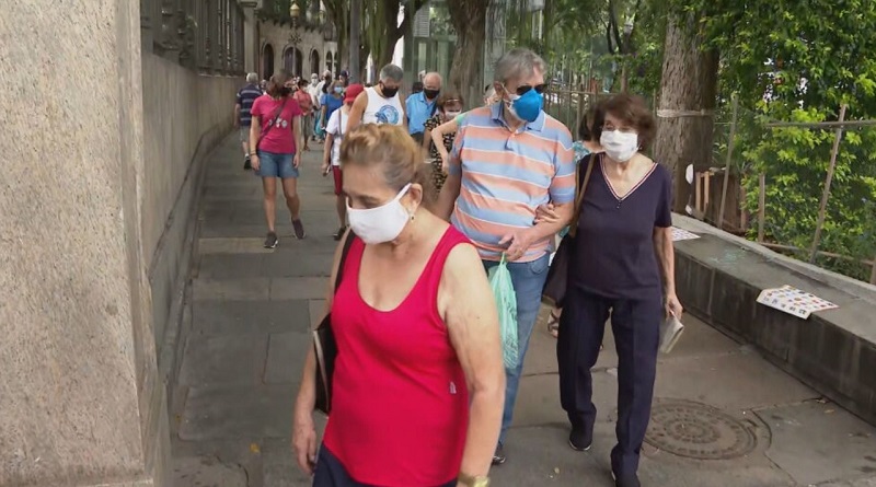 Idosos fizeram fila e aglomeração com medo de faltar vacina