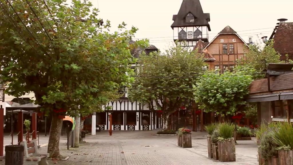 Campos do Jordão (SP) tem bares e restaurantes fechados e centro deserto