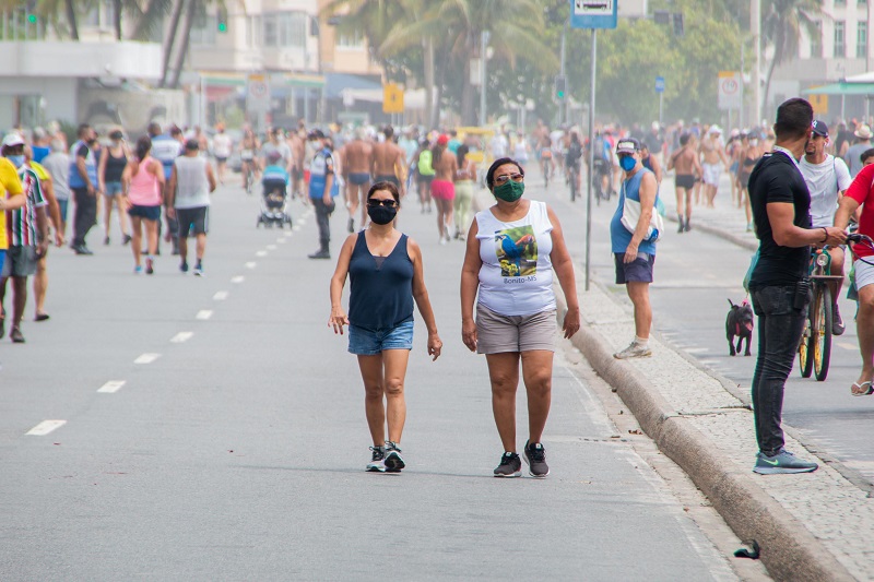 Movimentação na orla da praia de Copacabana, no Rio de Janeiro (RJ)