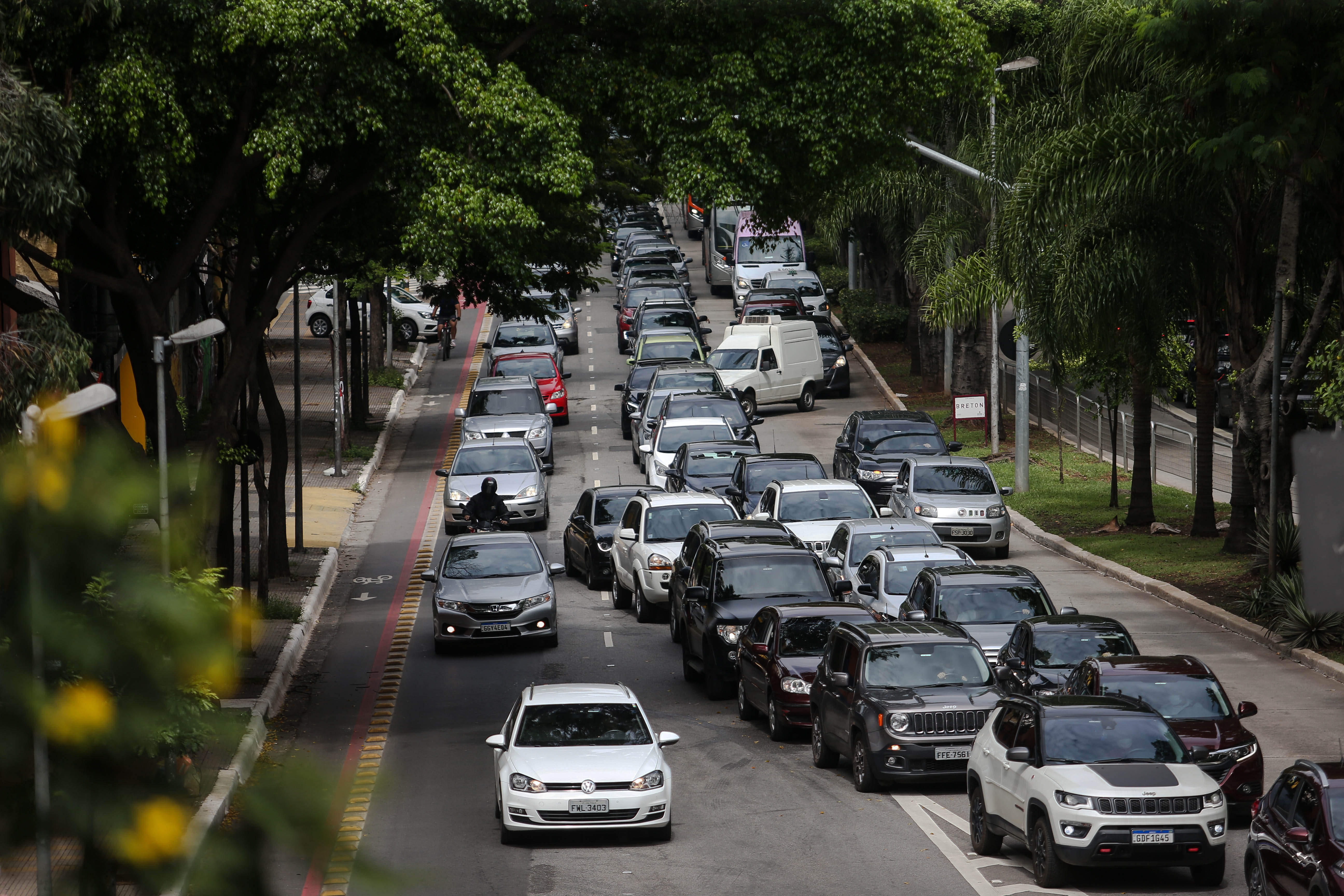 Fila de carros é vista na Avenida Rebouças, na zona oeste da capital paulista