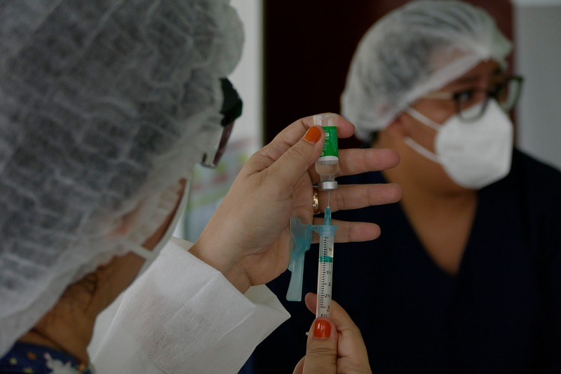 Enfermeira prepara dose de vacina contra o coronavírus em Manaus