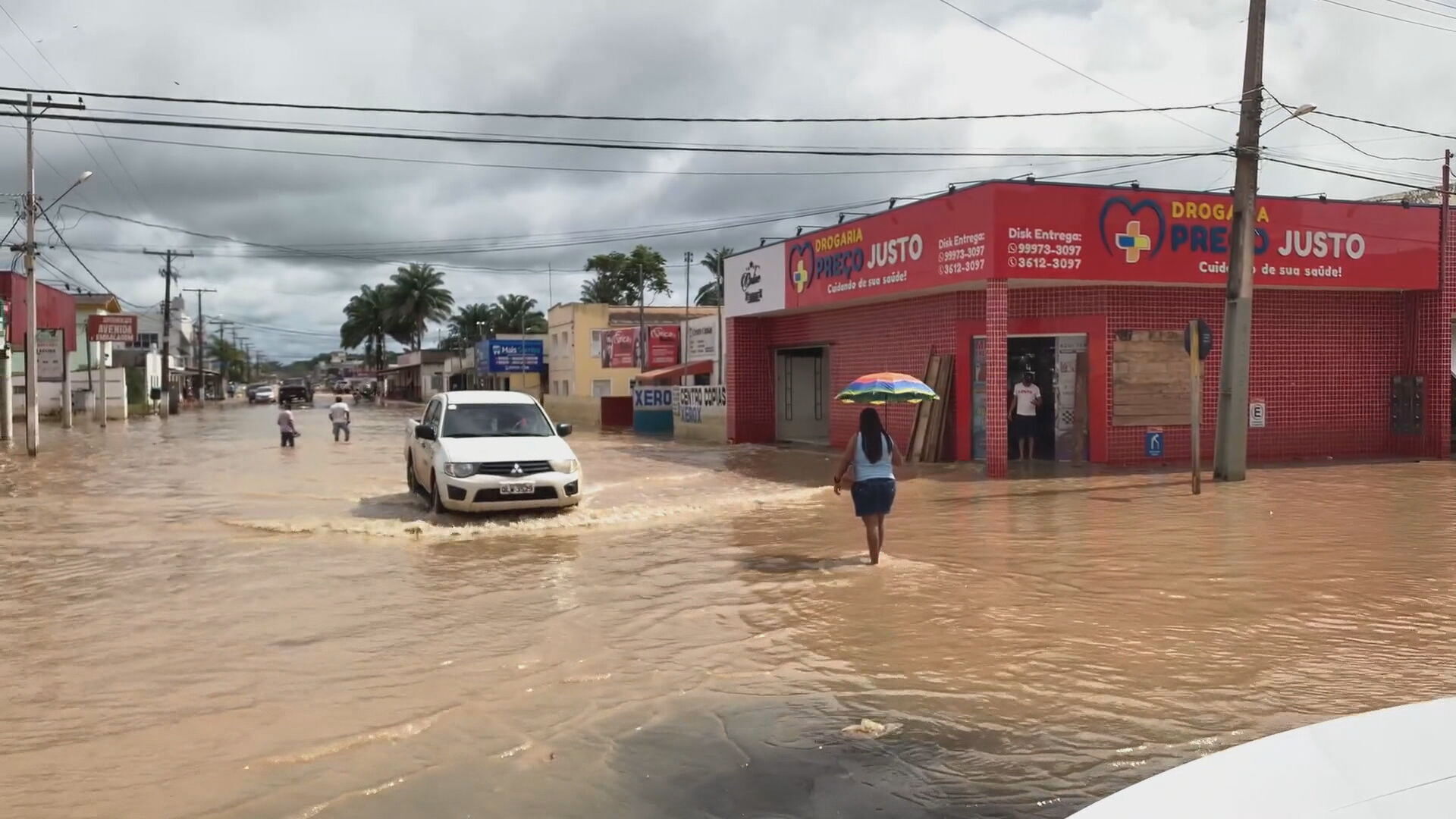 Moradores se recusam a deixar casas alagadas no Acre (01.mar.2021)