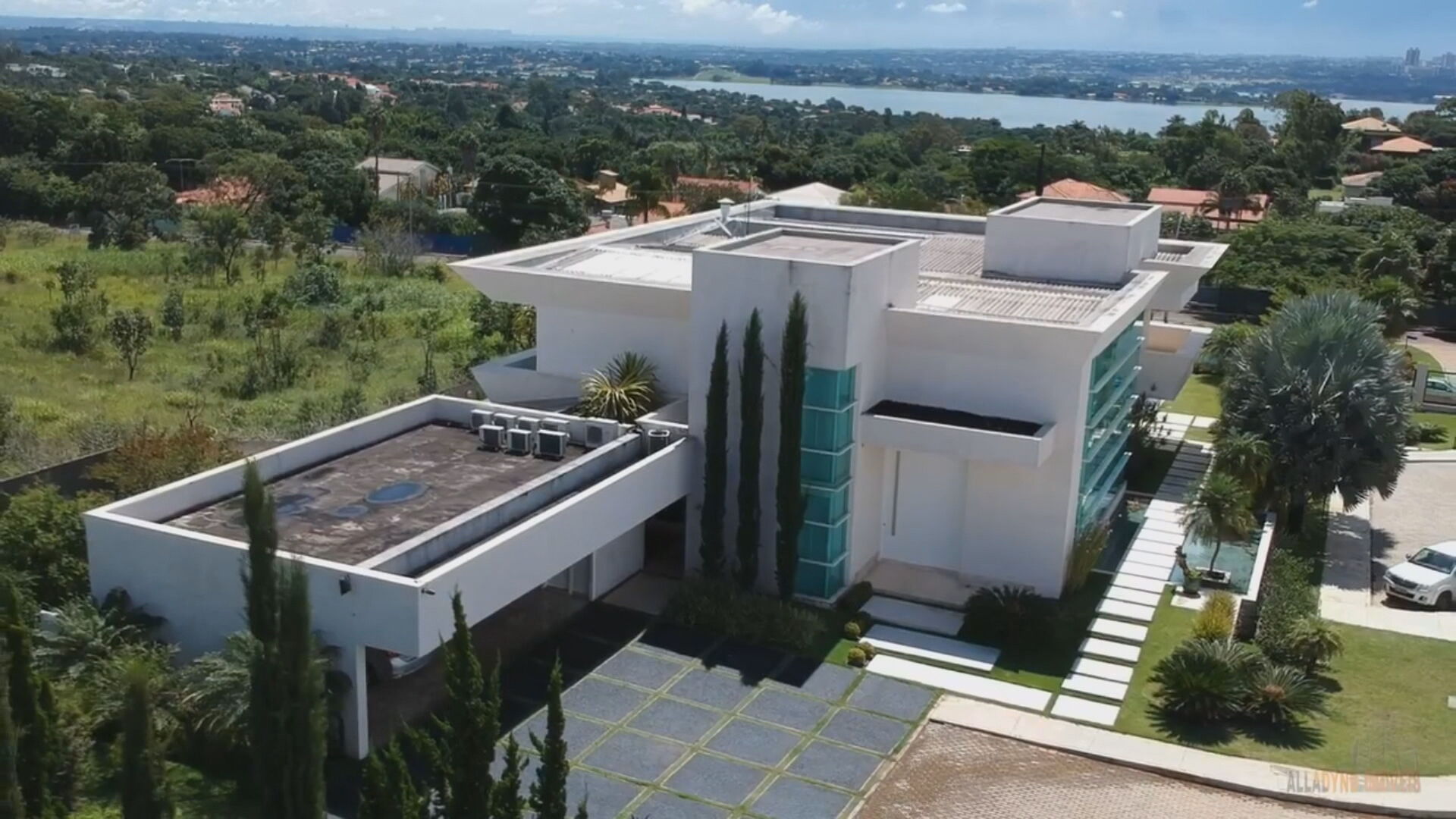 Flávio Bolsonaro compra mansão de 1.000 m² por R$ 5,9 milhões em Brasília