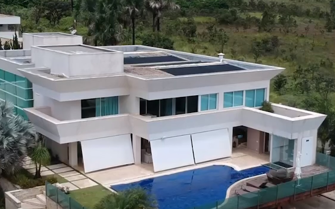 Flávio Bolsonaro comprou mansão por R$ 5,9 milhões em Brasília