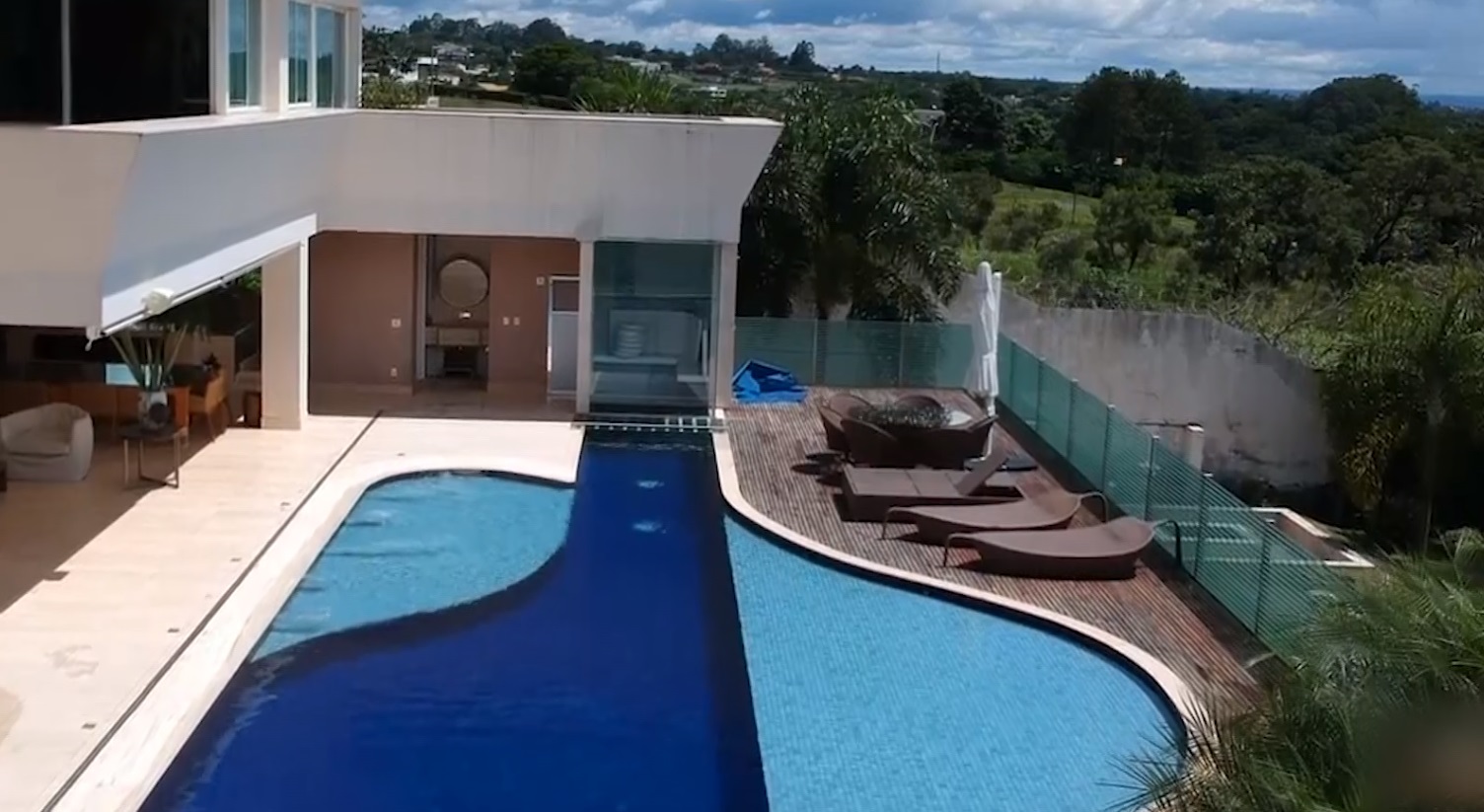 Mansão de Flávio Bolsonaro tem uma ampla piscina