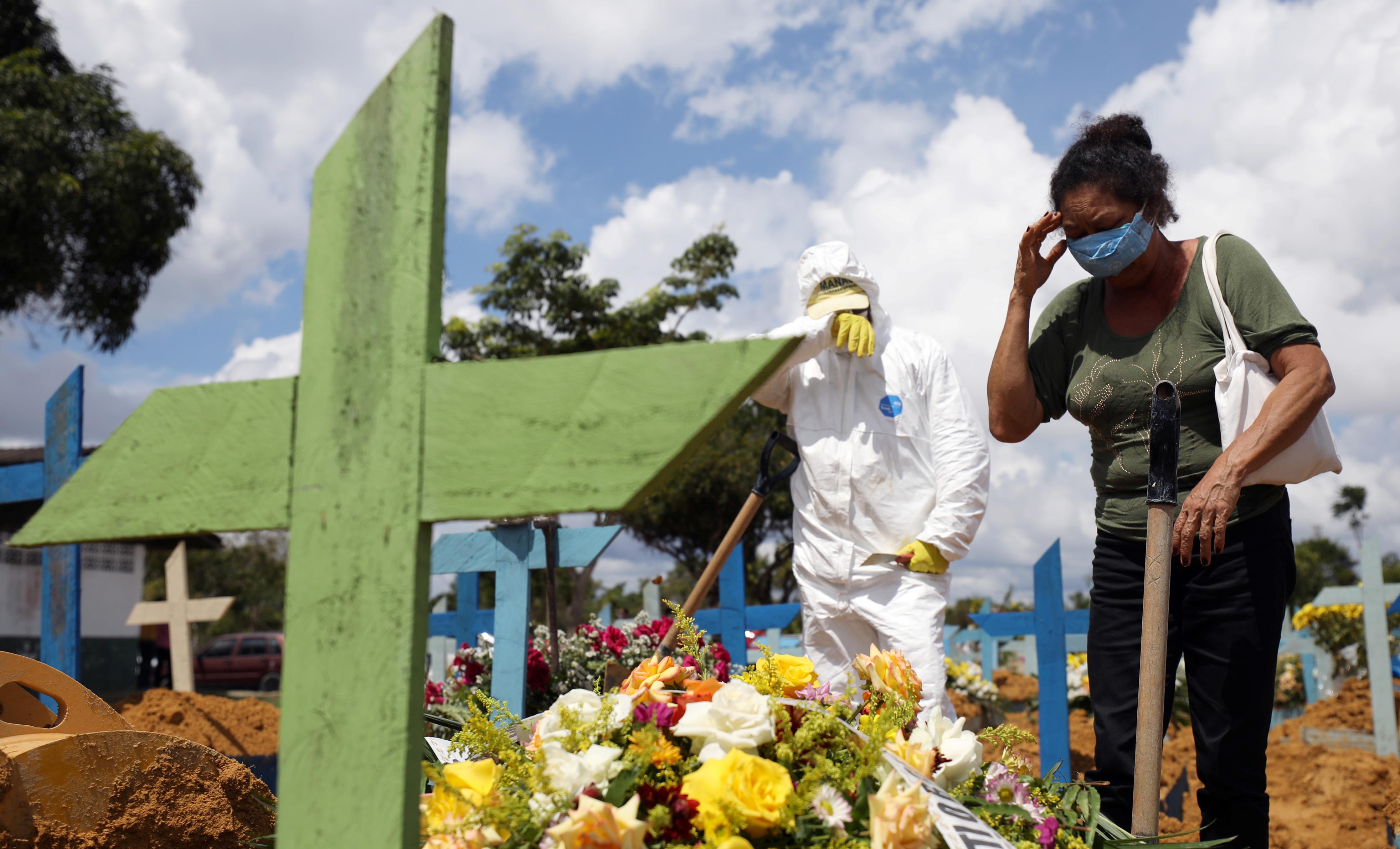 Enterro de vítima da Covid-19 em cemitério de Manaus