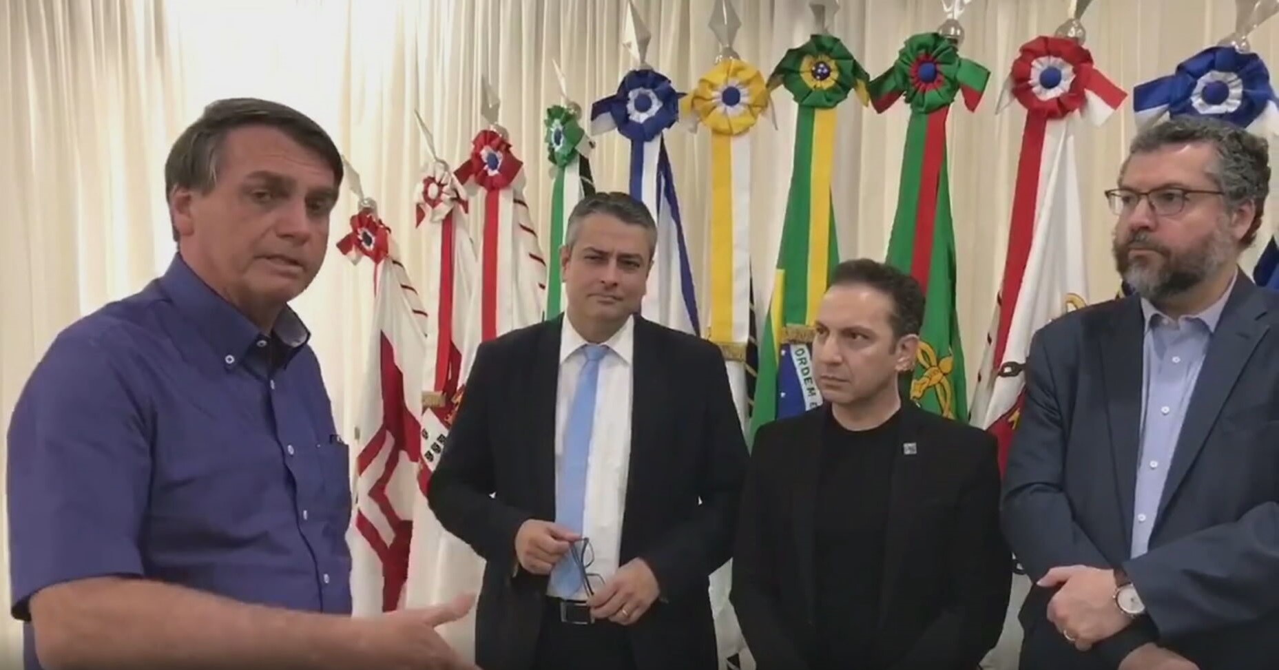 Jair Bolsonaro junto à comitiva que vai à Israel avaliar tratamentos contra a Co