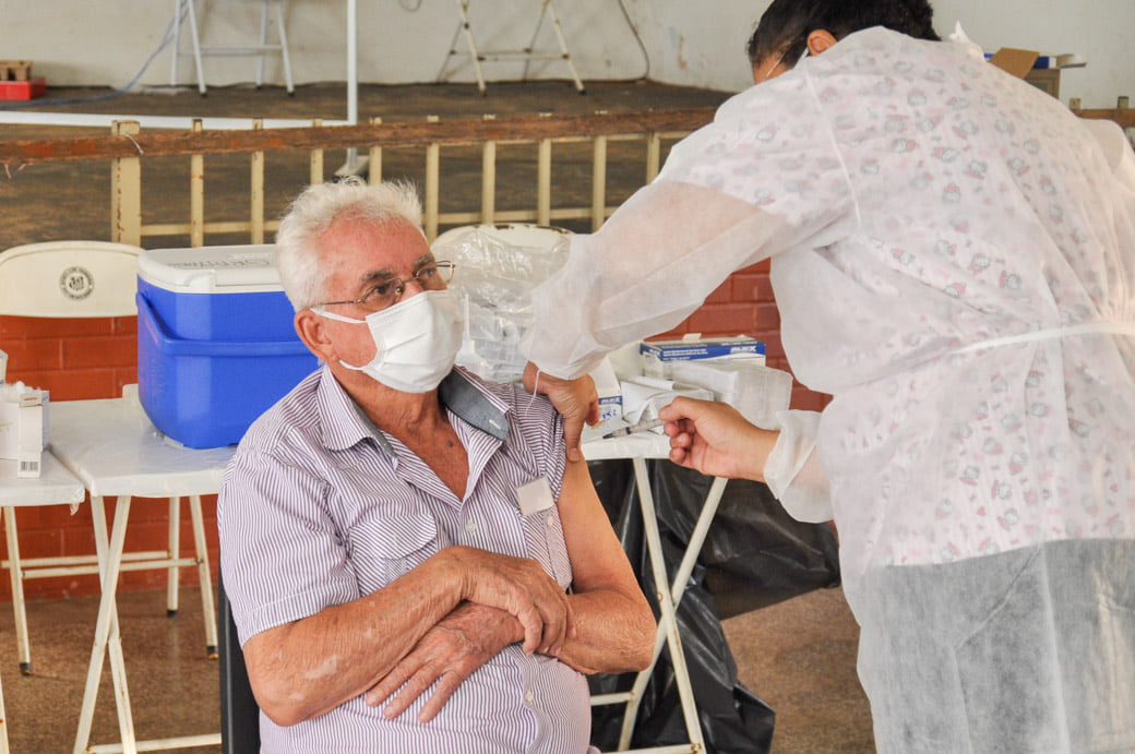 Idoso recebe vacina contra Covid-19 em Nova Granada (SP), em 2 de março