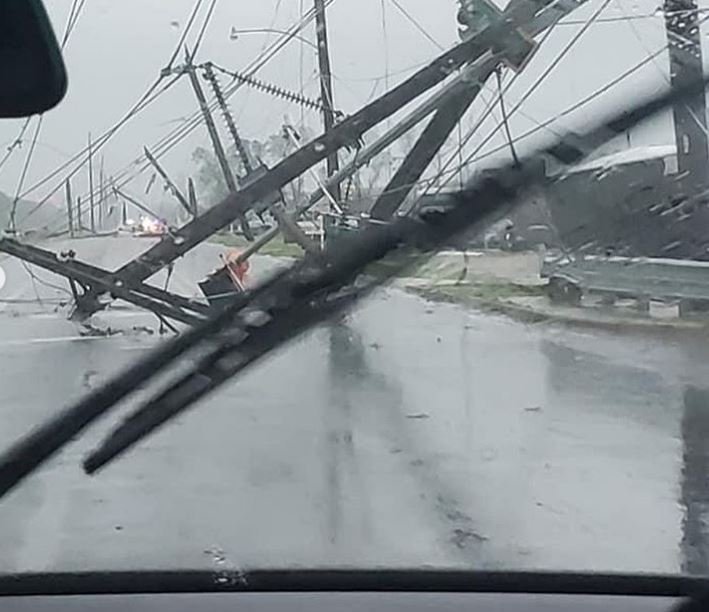 Torres de energia caídas após tornado na cidade de Monroe, na Louisiana 